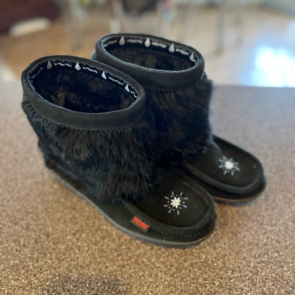 SoftMoc Minimuk black weatherproof moccasins